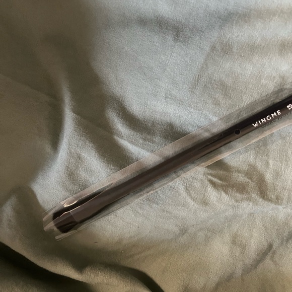 NWT WINGME 
Great quality, dense eyeshadow brush. - Picture 3 of 4